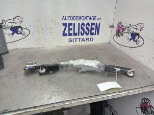 Używane Mechanizm szyby prawej przedniej wersja 2-drzwiowa Mercedes A (W169) 1.5 A-150 3-Drs. Cena € 42,00 Procedura marży oferowane przez Zelissen V.O.F. autodemontage