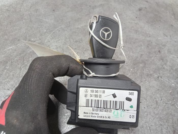 Zündschloss+Schlüssel van een Mercedes-Benz A (W169) 1.5 A-150 3-Drs. 2006