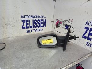 Used Wing mirror, left Renault Clio III (BR/CR) 1.2 16V 75 Price € 31,50 Margin scheme offered by Zelissen V.O.F. autodemontage