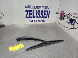 Used Rear wiper arm Renault Clio III (BR/CR) 1.2 16V 75 Price € 10,50 Margin scheme offered by Zelissen V.O.F. autodemontage