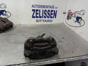 Usagé Etrier de frein (pince) avant droit Opel Zafira (F75) 1.6 16V Prix € 31,50 Règlement à la marge proposé par Zelissen V.O.F. autodemontage