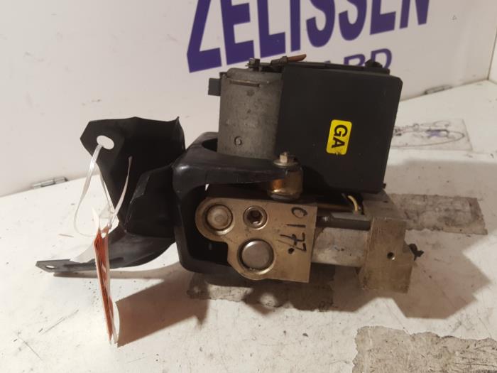 Używane Pompa ABS Opel Calibra 2.0i Cena na żądanie oferowane przez Zelissen V.O.F. autodemontage