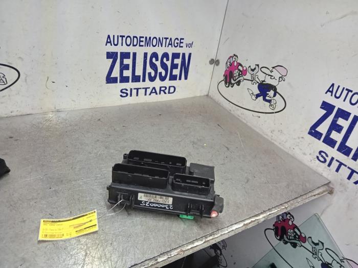 Begagnade Säkringsbox Opel Corsa D 1.4 16V Twinport Pris € 52,50 Marginaltabell erbjuds av Zelissen V.O.F. autodemontage