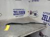 Bras essuie-glace avant d'un Suzuki Swift (ZA/ZC/ZD), 2010 / 2017 1.6 Sport VVT 16V, Berline avec hayon arrière, Essence, 1.586cc, 100kW (136pk), FWD, M16A, 2012-01 / 2017-04, NZA32; NZC32 2014