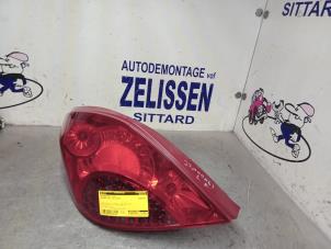 Usados Luz trasera izquierda Peugeot 207 CC (WB) 1.6 16V Precio € 52,50 Norma de margen ofrecido por Zelissen V.O.F. autodemontage