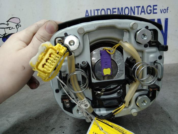 Airbag gauche (volant) d'un Volkswagen Caddy III (2KA,2KH,2CA,2CH) 1.9 TDI 2009