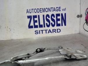 Usados Bisagra de capó Volkswagen Caddy III (2KA,2KH,2CA,2CH) 1.9 TDI Precio € 21,00 Norma de margen ofrecido por Zelissen V.O.F. autodemontage