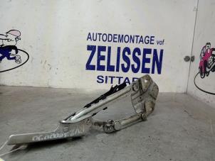 Usados Bisagra de capó Volkswagen Caddy III (2KA,2KH,2CA,2CH) 1.9 TDI Precio € 21,00 Norma de margen ofrecido por Zelissen V.O.F. autodemontage