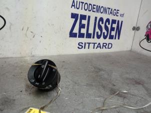 Usados Interruptor de luz Volkswagen Caddy III (2KA,2KH,2CA,2CH) 2.0 SDI Precio € 26,25 Norma de margen ofrecido por Zelissen V.O.F. autodemontage