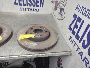 Used Front brake disc Opel Vivaro 2.0 CDTI Price € 26,25 Margin scheme offered by Zelissen V.O.F. autodemontage