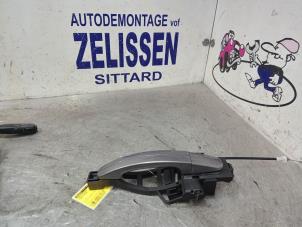 Usagé Poignée de porte arrière gauche Ford Focus 3 Wagon 1.6 TDCi Prix € 21,00 Règlement à la marge proposé par Zelissen V.O.F. autodemontage