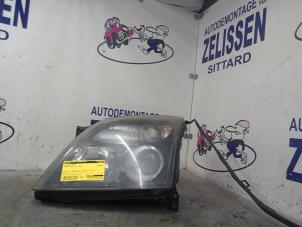 Używane Reflektor lewy Opel Vectra C GTS 3.2 V6 24V Cena € 63,00 Procedura marży oferowane przez Zelissen V.O.F. autodemontage
