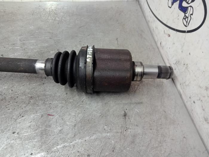 Front drive shaft, left from a Ford Focus 3 Wagon 1.6 TDCi 2012