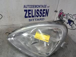 Używane Reflektor lewy Mercedes A (W168) 1.7 A-170 CDI 16V Cena € 42,00 Procedura marży oferowane przez Zelissen V.O.F. autodemontage
