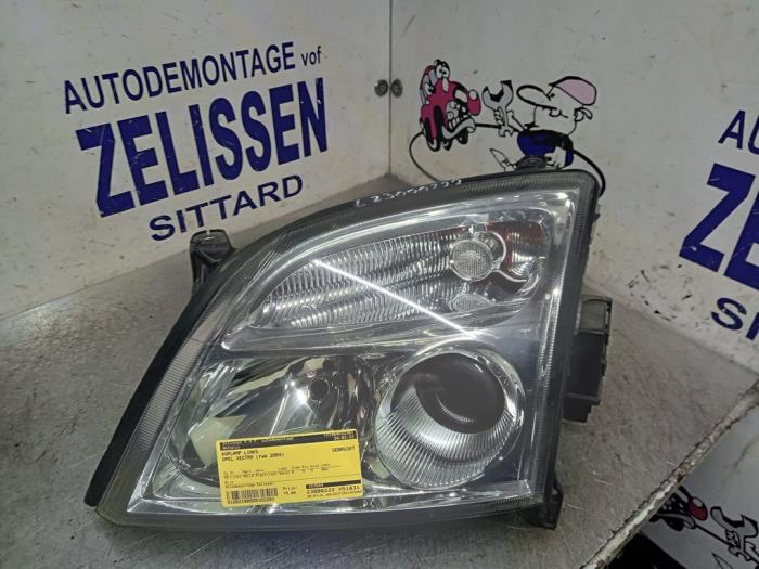 Używane Reflektor lewy Opel Vectra C Caravan 3.2 V6 24V Cena € 78,75 Procedura marży oferowane przez Zelissen V.O.F. autodemontage