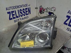 Usagé Phare gauche Opel Vectra C Caravan 3.2 V6 24V Prix € 78,75 Règlement à la marge proposé par Zelissen V.O.F. autodemontage