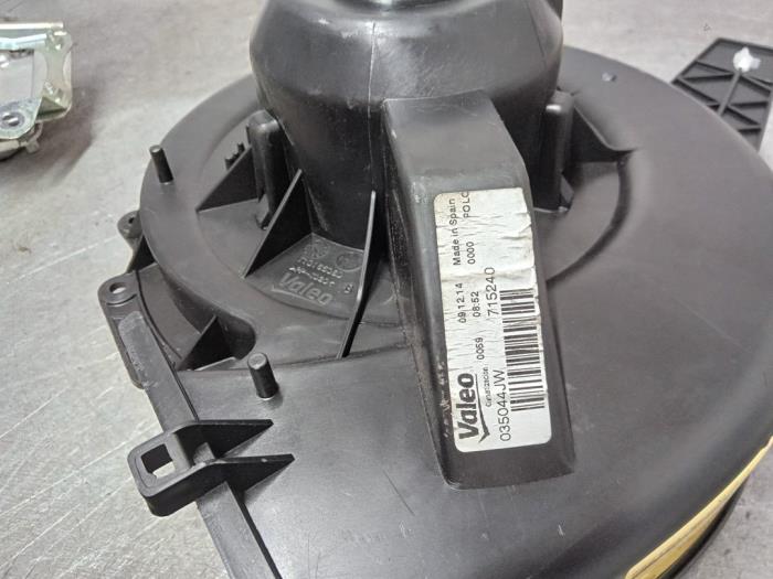 Heating and ventilation fan motor from a Audi A2 (8Z0) 1.4 16V 2001