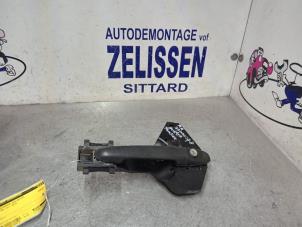 Używane Uchwyt tylnych drzwi samochodu dostawczego Volkswagen Crafter 2.0 TDI 16V Cena € 21,00 Procedura marży oferowane przez Zelissen V.O.F. autodemontage