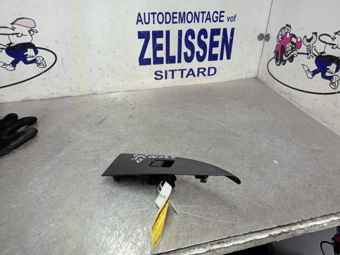 Usados Interruptor de ventanilla eléctrica Nissan Note (E11) 1.6 16V Precio € 10,50 Norma de margen ofrecido por Zelissen V.O.F. autodemontage