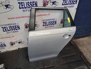 Używane Drzwi lewe tylne wersja 4-drzwiowa Volkswagen Golf VI (5K1) 1.2 TSI BlueMotion Cena € 210,00 Procedura marży oferowane przez Zelissen V.O.F. autodemontage