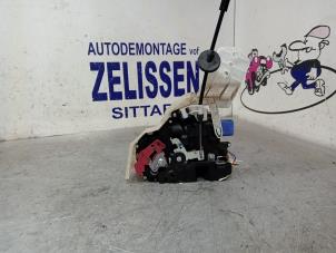 Używane Mechanizm blokady drzwi lewych tylnych wersja 4-drzwiowa Volkswagen Golf VI (5K1) 1.2 TSI BlueMotion Cena € 52,50 Procedura marży oferowane przez Zelissen V.O.F. autodemontage