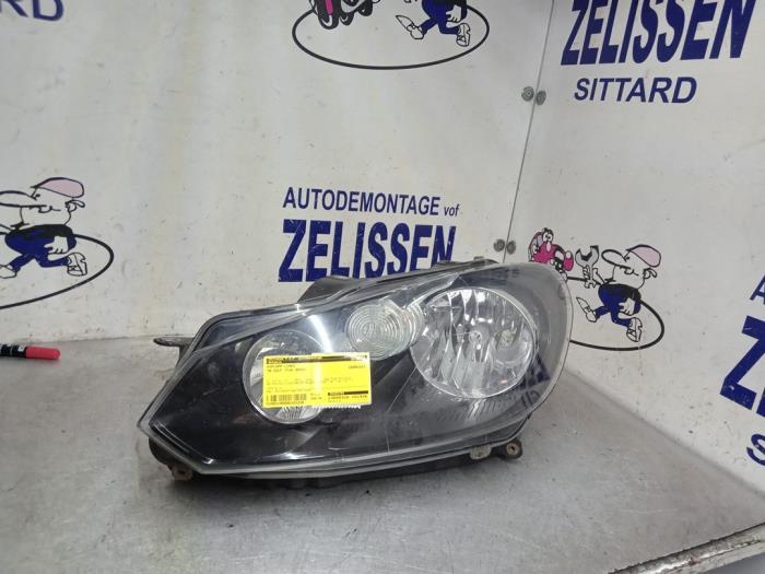 Używane Reflektor lewy Volkswagen Golf VI (5K1) 1.2 TSI BlueMotion Cena € 157,50 Procedura marży oferowane przez Zelissen V.O.F. autodemontage