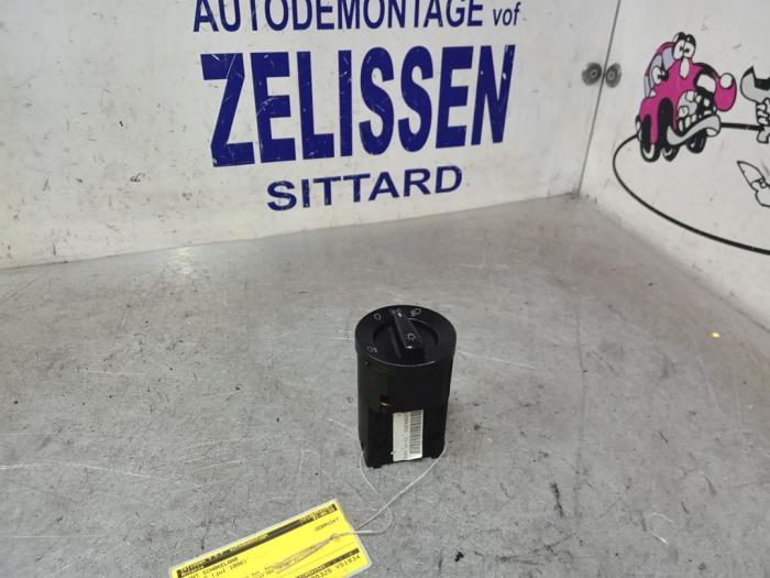 Begagnade Ljusbrytare Volkswagen Golf IV (1J1) 1.4 16V Pris € 21,00 Marginaltabell erbjuds av Zelissen V.O.F. autodemontage