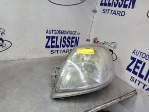 Używane Reflektor lewy Opel Movano (4A1; 4A2; 4B2; 4B3; 4C2; 4C3) 2.5 CDTI Cena € 47,25 Procedura marży oferowane przez Zelissen V.O.F. autodemontage