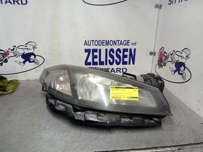 Używane Reflektor prawy Renault Laguna II (BG) 2.0 16V Cena € 99,75 Procedura marży oferowane przez Zelissen V.O.F. autodemontage