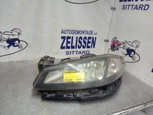 Używane Reflektor lewy Renault Laguna II (BG) 2.0 16V Cena € 99,75 Procedura marży oferowane przez Zelissen V.O.F. autodemontage