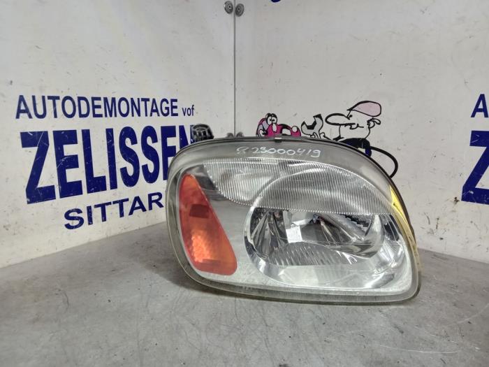 Używane Reflektor prawy Nissan Micra (K11) 1.0 16V Cena € 42,00 Procedura marży oferowane przez Zelissen V.O.F. autodemontage