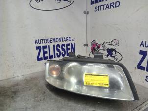Używane Reflektor prawy Audi A4 (B7) Cena € 89,25 Procedura marży oferowane przez Zelissen V.O.F. autodemontage