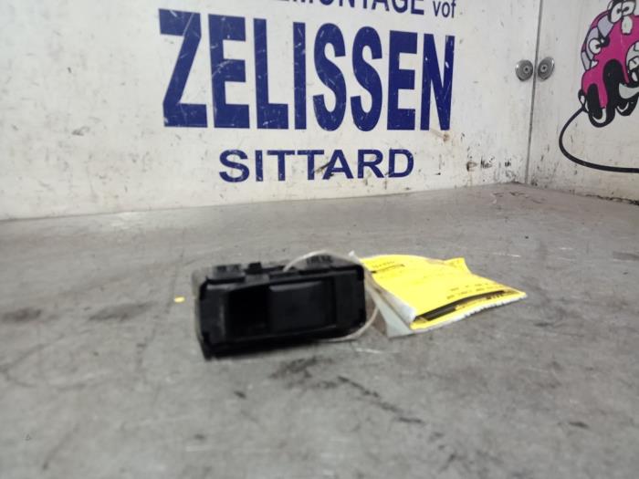 Usados Interruptor de ventanilla eléctrica Dodge Caliber 1.8 16V Precio € 15,75 Norma de margen ofrecido por Zelissen V.O.F. autodemontage