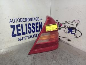 Używane Tylne swiatlo pozycyjne prawe Mercedes C (W202) 1.8 C-180 16V Cena € 36,75 Procedura marży oferowane przez Zelissen V.O.F. autodemontage