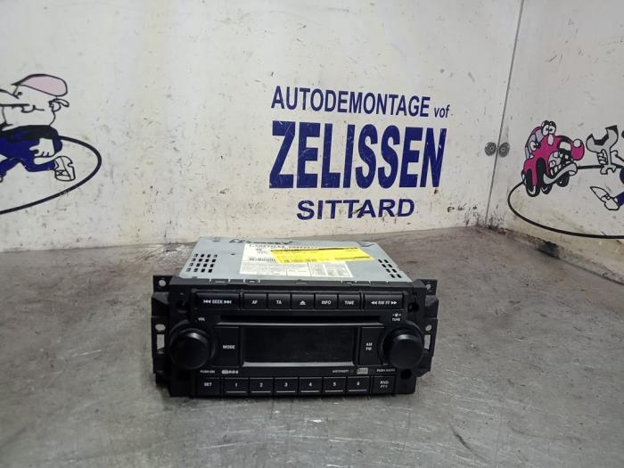 Używane Radioodtwarzacz CD Dodge Caliber 1.8 16V Cena € 99,75 Procedura marży oferowane przez Zelissen V.O.F. autodemontage