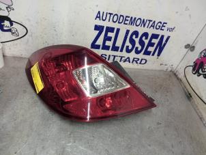 Begagnade Baklykta, vänster Opel Corsa D 1.3 CDTi 16V Ecotec Pris € 52,50 Marginaltabell erbjuds av Zelissen V.O.F. autodemontage