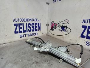Używane Mechanizm szyby prawej przedniej wersja 4-drzwiowa Suzuki Grand Vitara I (FT/GT/HT) 2.0 TDi 16V Cena € 78,75 Procedura marży oferowane przez Zelissen V.O.F. autodemontage