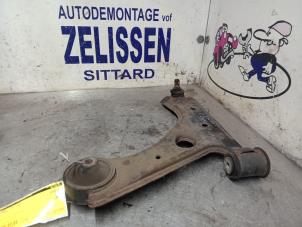 Używane Wahacz zawieszenia lewy przód Opel Corsa D 1.4 16V Twinport Cena € 31,50 Procedura marży oferowane przez Zelissen V.O.F. autodemontage