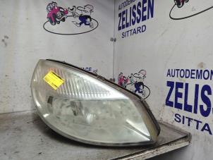 Używane Reflektor prawy Renault Scénic II (JM) 1.6 16V Cena € 52,50 Procedura marży oferowane przez Zelissen V.O.F. autodemontage