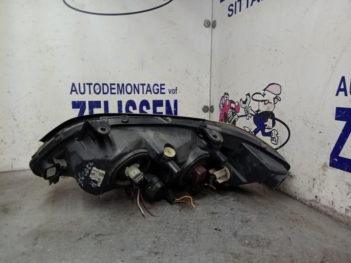 Headlight, right Opel Zafira 2.2 16V - 89100055 VALEO