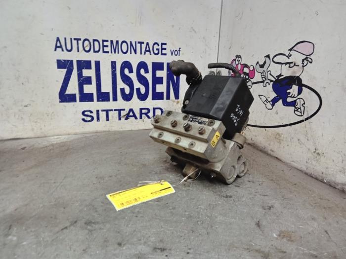 Używane Pompa ABS Opel Calibra 2.0i 16V Ecotec Cena € 99,75 Procedura marży oferowane przez Zelissen V.O.F. autodemontage