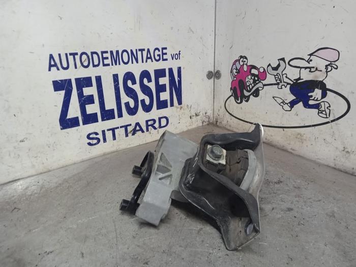 Used Engine mount Nissan Note (E11) 1.6 16V Price € 26,25 Margin scheme offered by Zelissen V.O.F. autodemontage