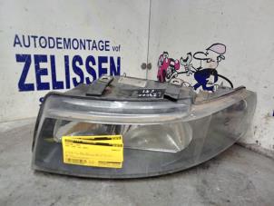 Używane Reflektor lewy Seat Leon (1M1) 1.6 16V Cena € 31,50 Procedura marży oferowane przez Zelissen V.O.F. autodemontage