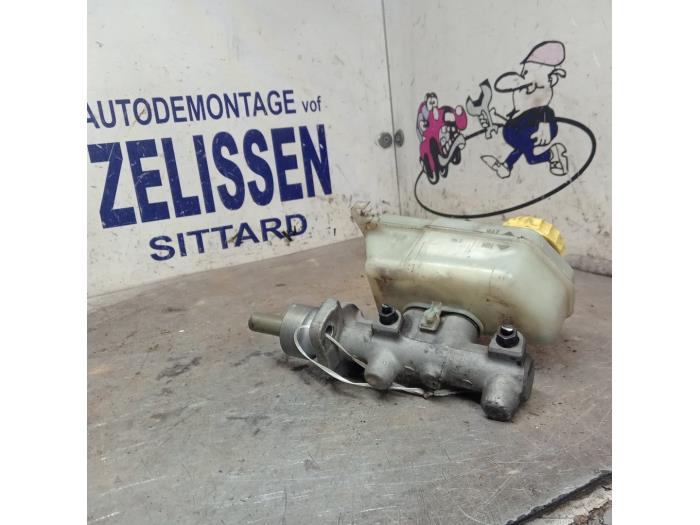 Master cylinder from a Volkswagen Polo IV (9N1/2/3) 1.2 12V 2001
