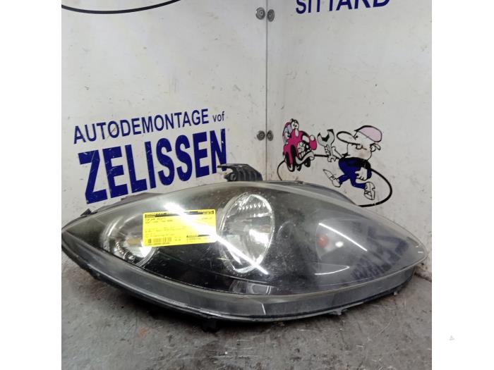 Headlight, right from a Seat Leon (1P1) 1.6 2006