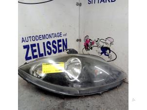 Używane Reflektor prawy Seat Leon (1P1) 1.6 Cena € 52,50 Procedura marży oferowane przez Zelissen V.O.F. autodemontage