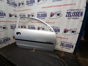 Używane Drzwi prawe wersja 2-drzwiowa Opel Corsa C (F08/68) 1.2 16V Cena € 99,75 Procedura marży oferowane przez Zelissen V.O.F. autodemontage