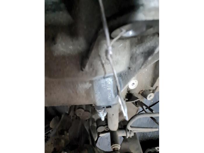 Getriebe van een Volkswagen Polo IV (9N1/2/3) 1.2 12V 2001
