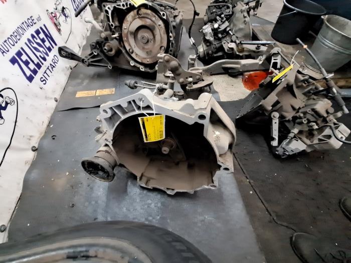 Getriebe van een Volkswagen Polo IV (9N1/2/3) 1.2 12V 2001