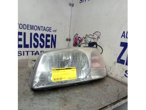 Używane Reflektor lewy Toyota Avensis (T22) 1.6 16V Cena € 52,50 Procedura marży oferowane przez Zelissen V.O.F. autodemontage